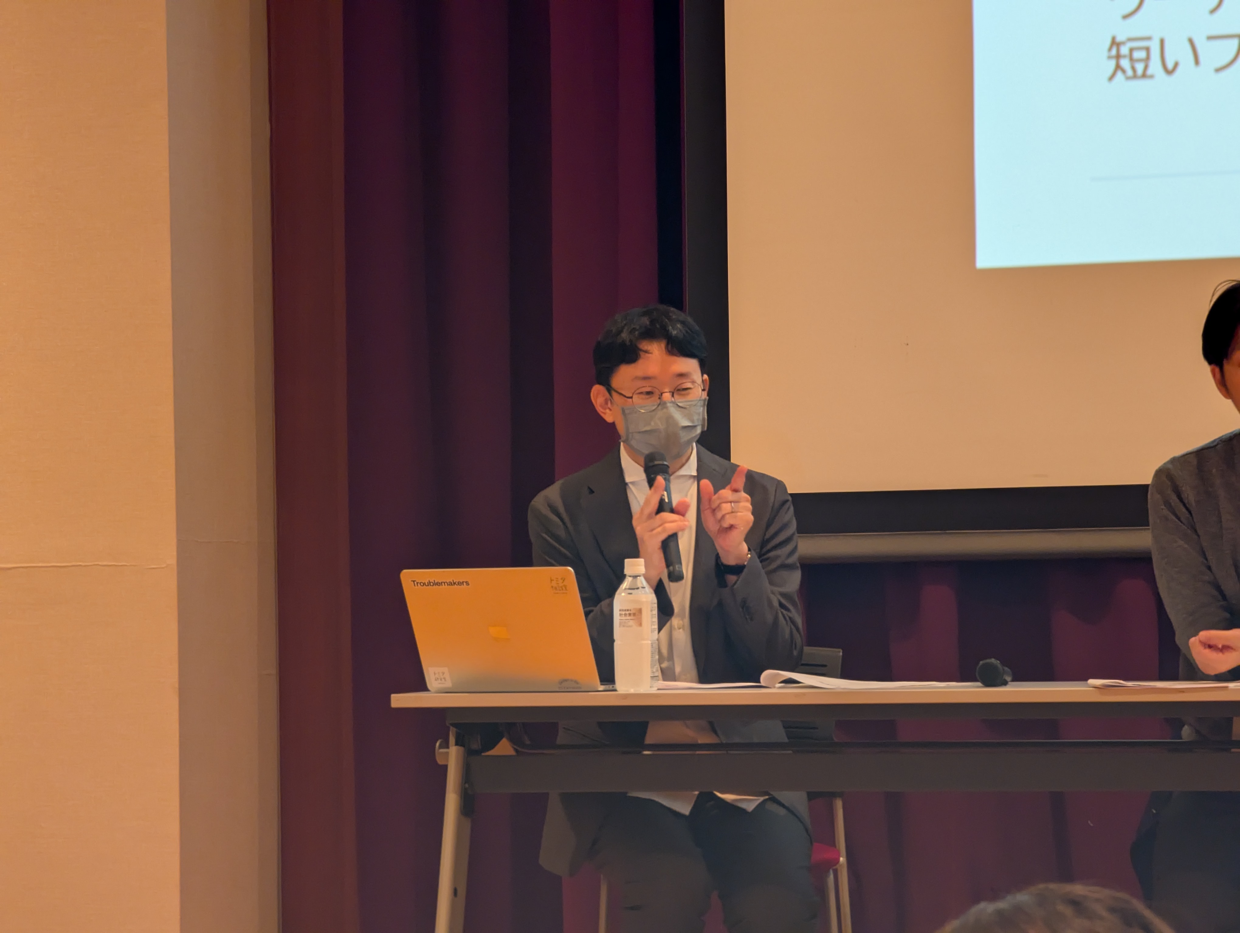 富田審査員の講評の様子