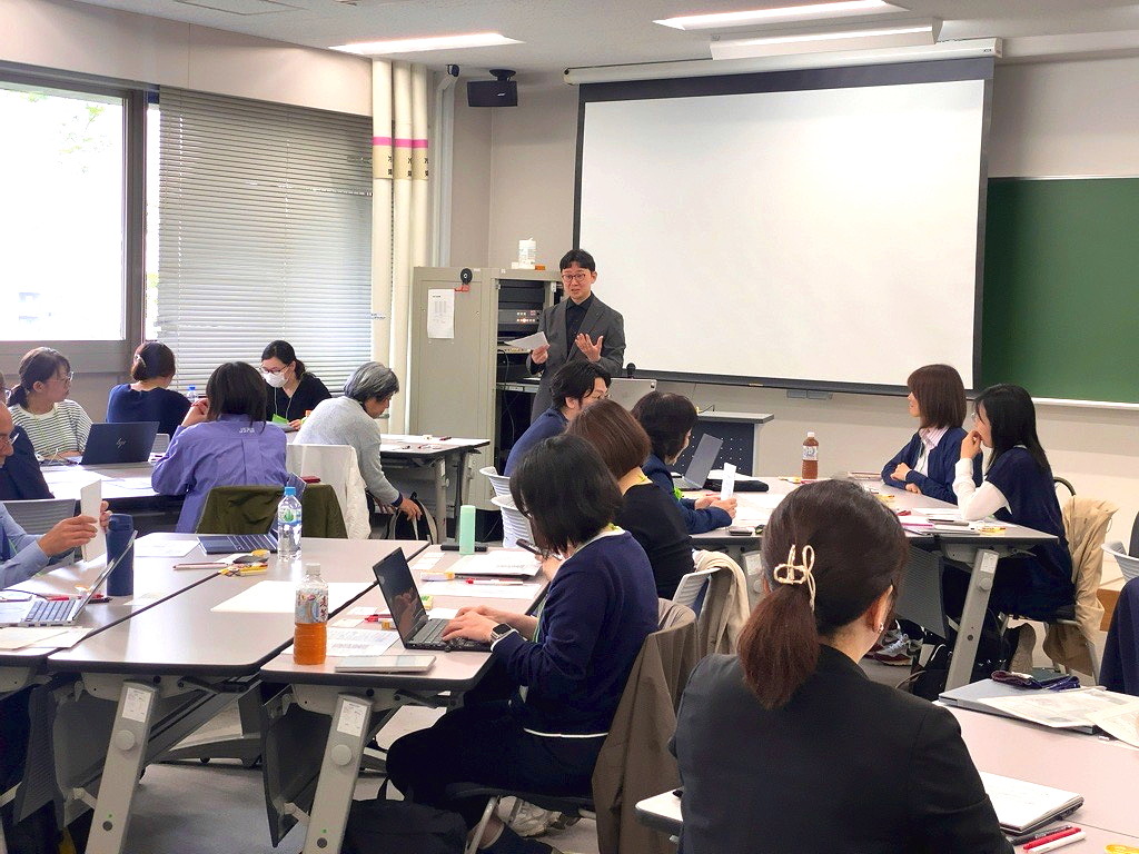 写真2：富田教授によるレクチャーの様子